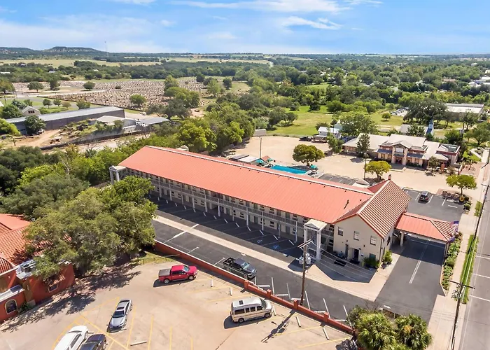 Hotels with pool Super 8 By Wyndham Fredericksburg